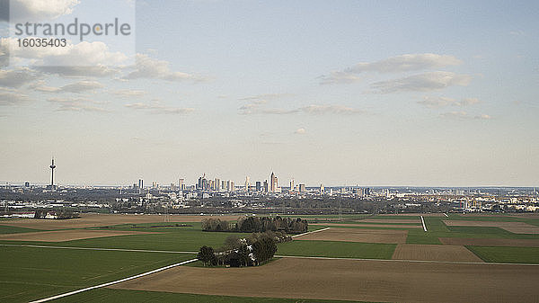 Ländliches Ackerland mit der Stadt Frankfurt im Hintergrund  Deutschland