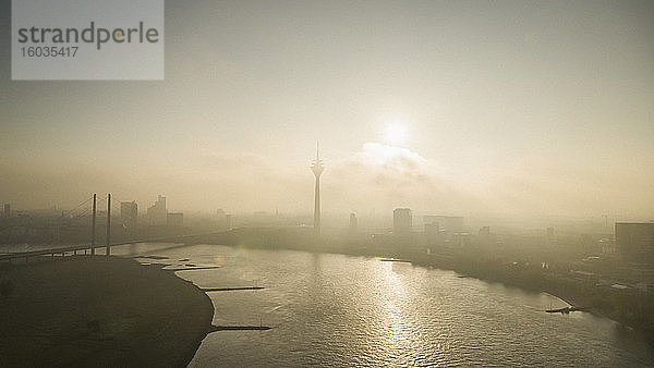 Sonnenuntergang über der Silhouette der Düsseldorfer Stadtlandschaft und des Rheins  Nordrhein-Westfalen  Deutschland