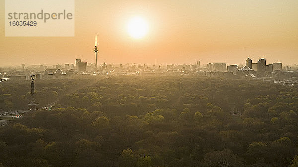 Goldener Sonnenuntergang über dem Berliner Stadtbild und dem Volkspark Friedrichshain  Deutschland
