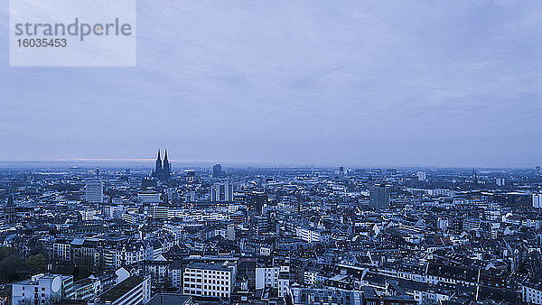 Kölner Stadtbild in der Abenddämmerung  Deutschland