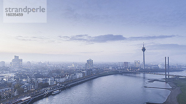 Szenerieansicht Düsseldorfer Stadtlandschaft und Rheinturm in der Abenddämmerung  Deutschland
