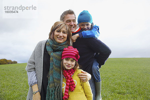 Porträt glückliche Familie im Grasfeld