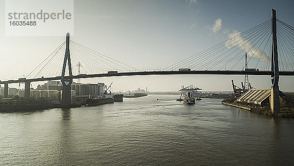 Brücke über die Elbe und Hafen von Hamburg  Deutschland