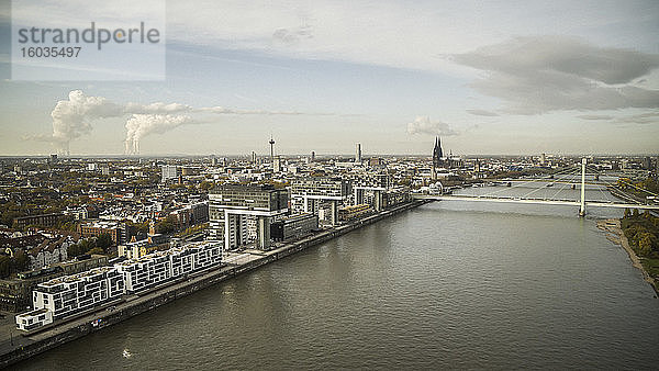 Sonniger Rhein und Kölner Stadtbild  Deutschland