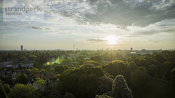 Idyllischer Sonnenuntergang über dem Westpark  München  Bayern  Deutschland