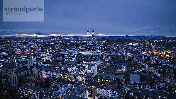Kölner Stadtbild und Colonius-Fernsehturm bei Nacht  Deutschland