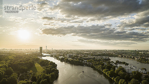 Sonnenuntergangshimmel über Berlin und der Spree  Deutschland