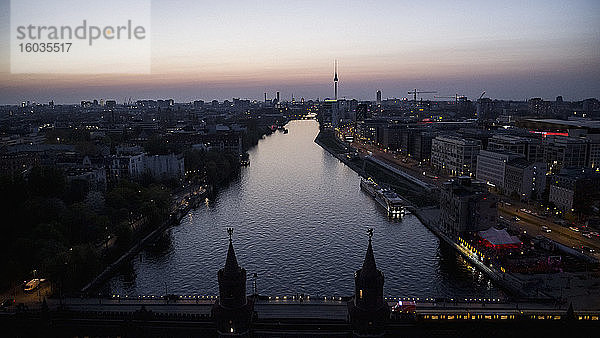 Panoramablick Berlin und Spree in der Dämmerung  Deutschland