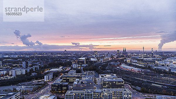 Kölner Stadtbild bei Sonnenuntergang  Deutschland