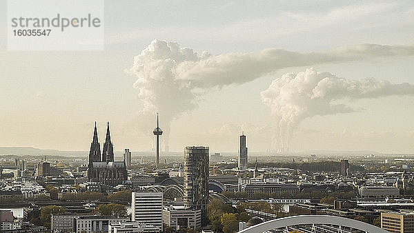 Rauch aus Fabriken hinter dem Kölner Stadtbild  Deutschland