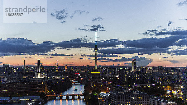 Fernsehturm und nächtlich beleuchtetes Berliner Stadtbild  Deutschland