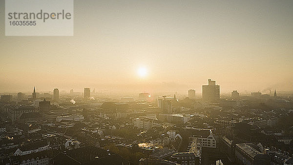Sonnenuntergang über der Düsseldorfer Stadtlandschaft  Nordrhein-Westfalen  Deutschland
