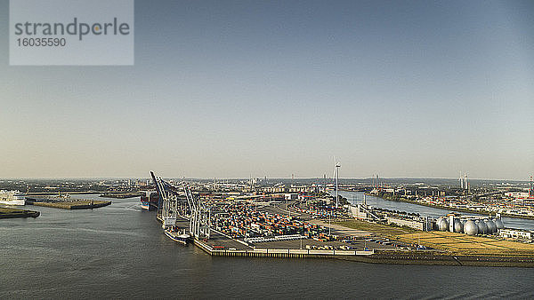 Sonniger Panoramablick Hafen Hamburg Handelsdocks  Deutschland