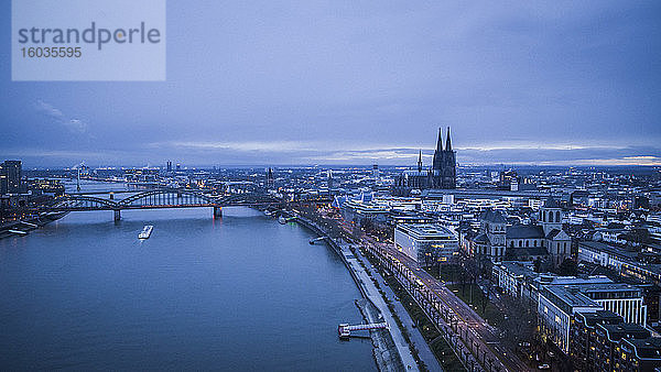 Rhein und Kölner Stadtbild in der Abenddämmerung  Deutschland