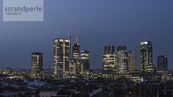 Wolkenkratzer im Stadtbild bei Nacht  Frankfurt  Deutschland