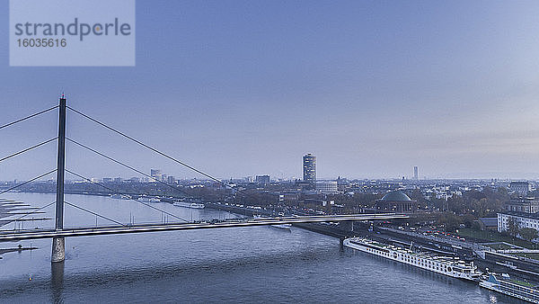 Rheinkniebrücke und Düsseldorfer Stadtbild in der Abenddämmerung  Nordrhein-Westfalen  Deutschland
