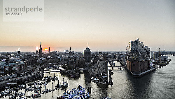 Panoramablick auf das Hamburger Stadtbild und die Elbe bei Sonnenuntergang  Deutschland