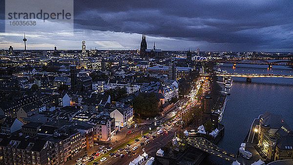 Kölner Stadtbild bei Nacht beleuchtet  Deutschland