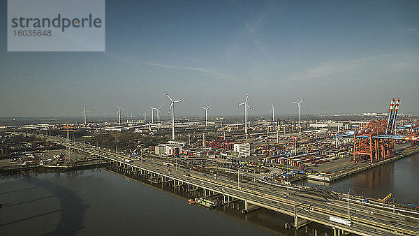 Sonniger Blick auf Windturbinen und kommerzielle Werft  Hamburger Hafen  Deutschland