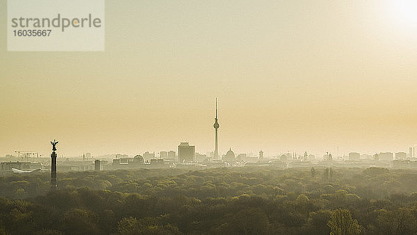 Goldener Sonnenuntergang über dem Fernsehturm und dem Volkspark Friedrichshain  Berlin  Deutschland