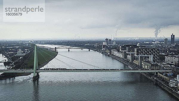 Brücken über den Rhein  Köln  Deutschland