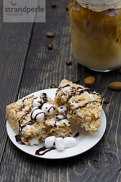 Marshmallow-Kuchen und Eiskaffee