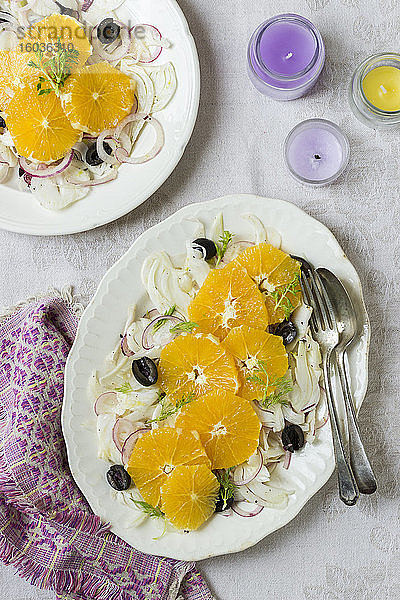 Fenchel-Orangen-Salat mit Oliven und roten Zwiebeln