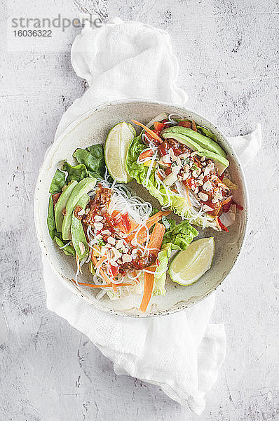 Vegane gefüllte Salat-Wraps mit Reisnudeln und Gemüse