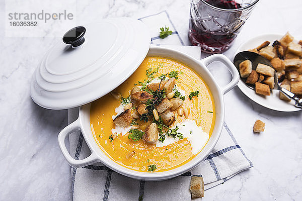 Karotten-Pastinaken-Suppe mit Croutons  Pinienkernen und Kräutern