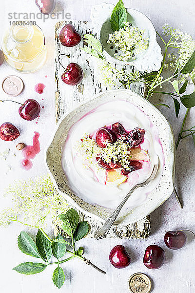 Joghurt mit Holunderblütensirup und Kirschen