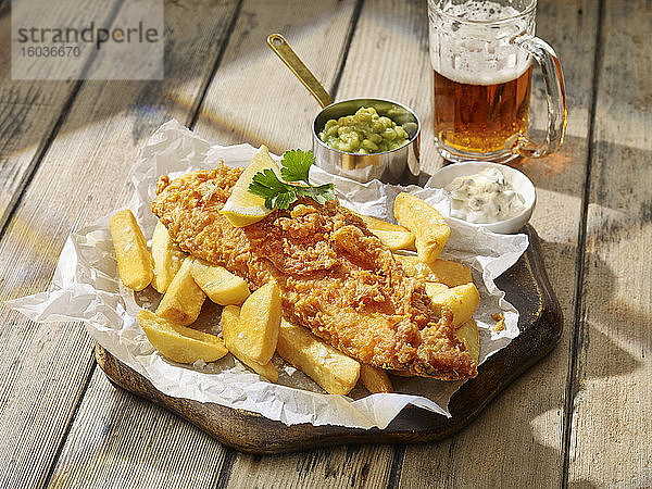 Fisch und Chips im Bierteig mit Sauce Tartare und Mushy Peas (England)