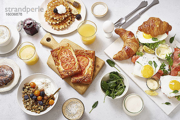 Gesundes Sonntagsfrühstück mit Croissants  Waffeln  Eiern  Müsli und Sandwiches