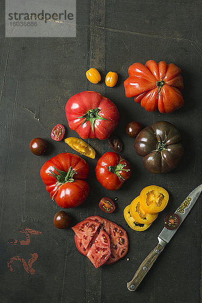 Tomatenstilleben mit Tomaten und Tomatenscheiben