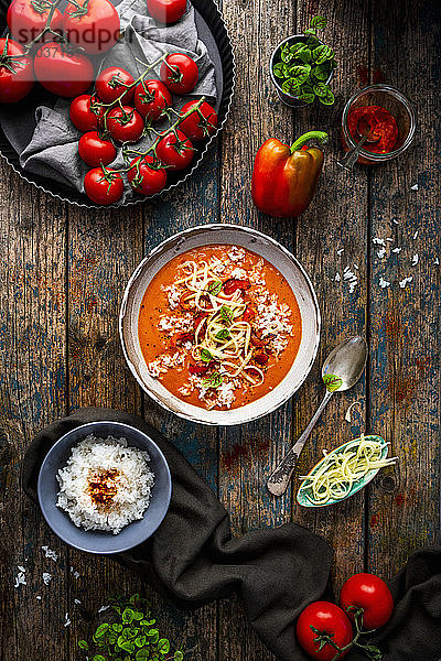 Paprika-Tomaten-Suppe mit Käse und Reis