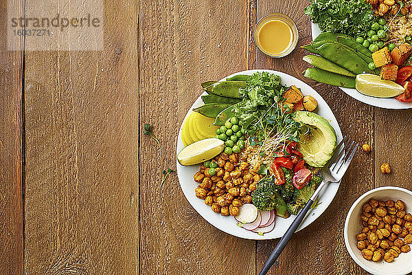 Vegetarische Lunch Bowl mit Avocado  Kichererbsen  Quinoa und Microgreens