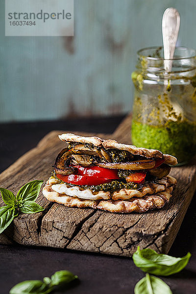 Veganes Waffel-Sandwich mit gegrilltem Gemüse und Pesto