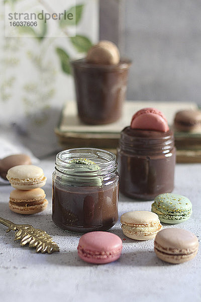 Schokoladencreme im Glas mit Macarons