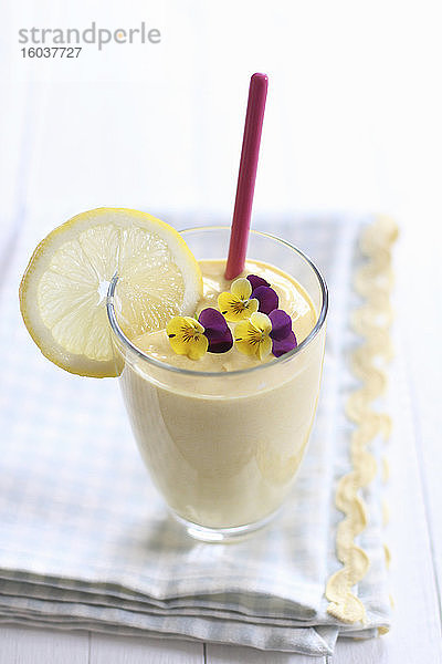 Joghurtsmoothie mit Zitrone und Hornveilchen