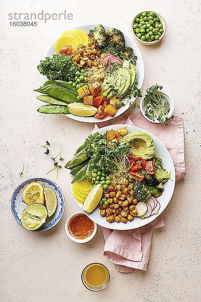 Vegetarische Lunch Bowl mit Avocado  Kichererbsen  Quinoa und Microgreens