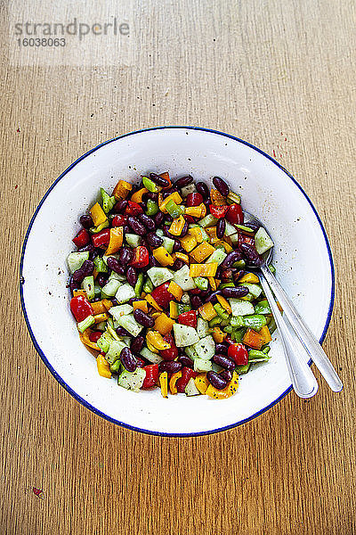 Salat mit Kidneybohnen  Gurken  Paprika und Tomaten
