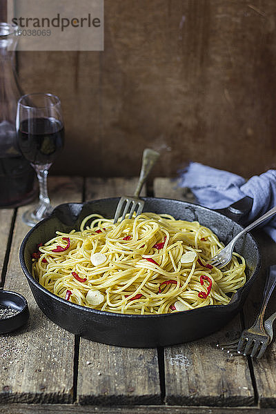 Spaghetti aglio  olio e peperoncino (Nudeln mit Knoblauch  Olivenöl und Chili  Italien)
