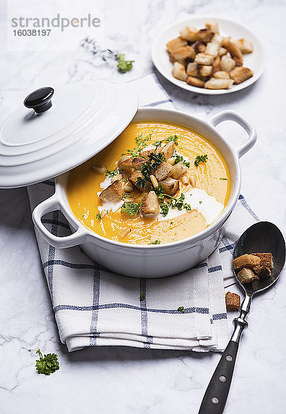 Karotten-Pastinaken-Suppe mit Croutons  Pinienkernen und Kräutern