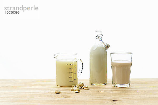 Mandelmilch  Sojamilch und Hafermilch