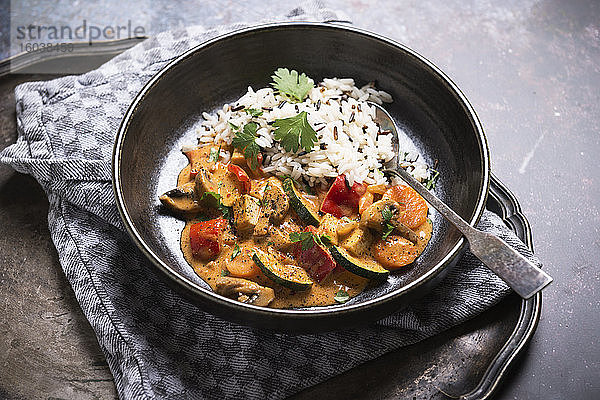 Kokos-Tomaten-Curry mit Gemüse und Tofu  dazu Reis-Wildreis-Mischung