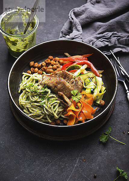 Kräuterpesto-Nudeln mit Gemüse  Kichererbsen und Mock Duck (vegane Ente auf Weizenprotein-Basis)