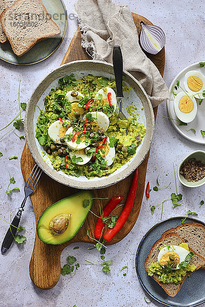 Salat mit Avocado  Eiern  Koriander und Chili