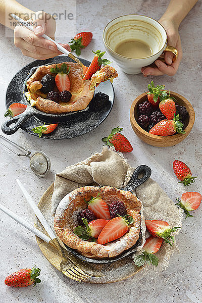 Dutch-Baby-Pancakes mit Erdbeeren  Brombeeren und Kaffee zum Frühstück