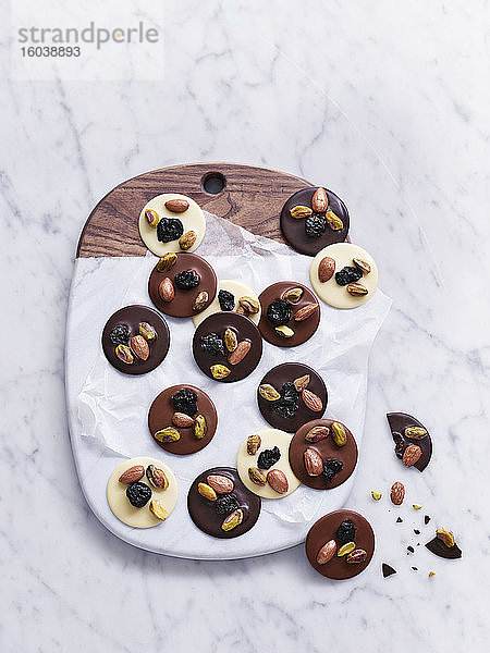 Schokoladentaler mit Nüssen und Kernen