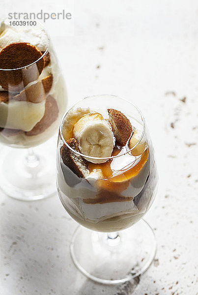 Bananenpudding mit Cookies und Karamellsauce im Glas