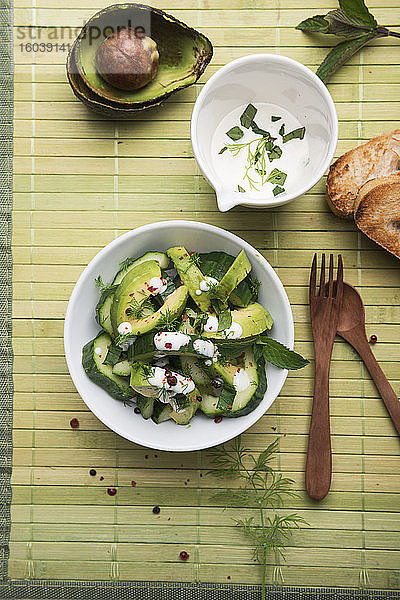 Avocado-Gurken-Salat mit Sojajoghurt-Minz-Dill-Dressing